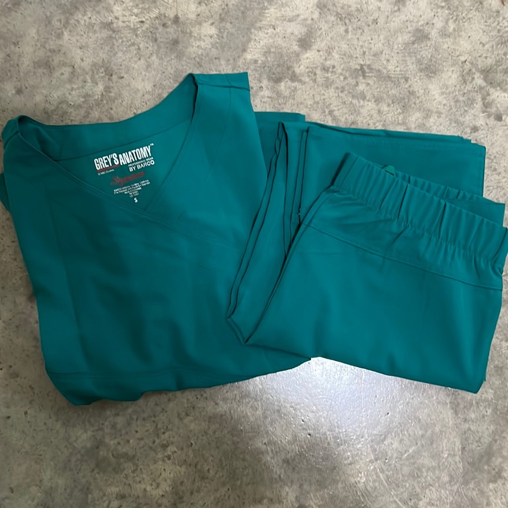 Grey’s Anatomy Women’s Scrubs. Green. Size small